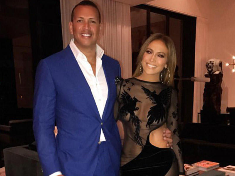 Cennifer Lopes ad günündə yarıçılpaq idi - FOTO