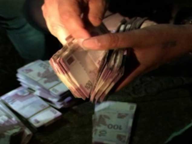 BAKIDA AVTOMOBILDƏN XEYLI PUL OĞURLANIB