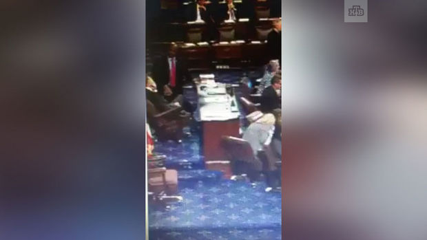 JURNALISTIN NOUTBUKU ABŞ SENATORUNUN BAŞINA DÜŞDÜ – VİDEO