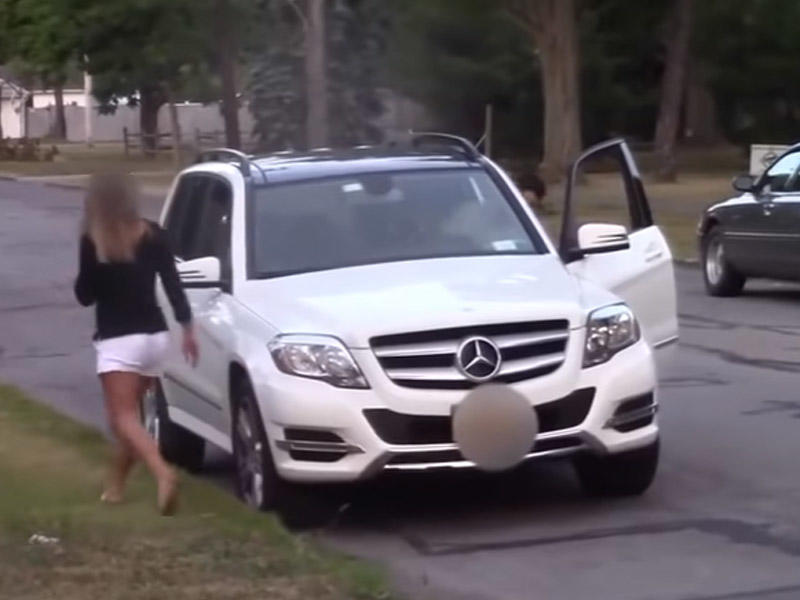 Bahalı avtomobili və pulu görən qız görün nələr etdi - VİDEO