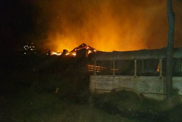 Qaxda güclü yanğın baş verib: taxta sexi, yük maşını və tövlə yanıb - FOTO - VİDEO