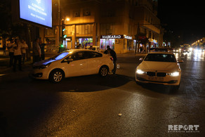 Bakıda işıqforun qırmızı işığından keçən avtomobil qəza törədib, 1 nəfər xəsarət alıb - FOTO