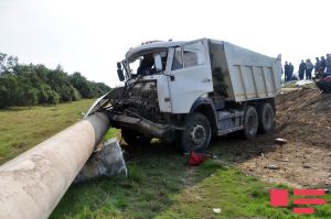 Qubada iki qadın yük maşınının altında qalıb