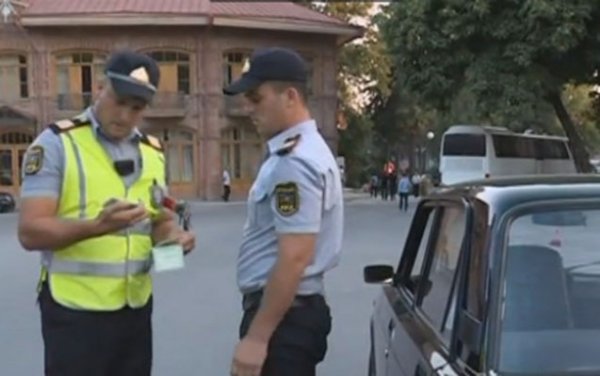 Yol polisləri digər polisləri reyddə saxlayıb xəbərdarlıq etdilər - VİDEO