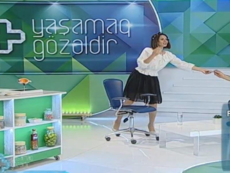 Aparıcıdan canlı yayımda gözlənilməz addım: Həkimə qeyri-adi hədiyyə - VİDEO - FOTO