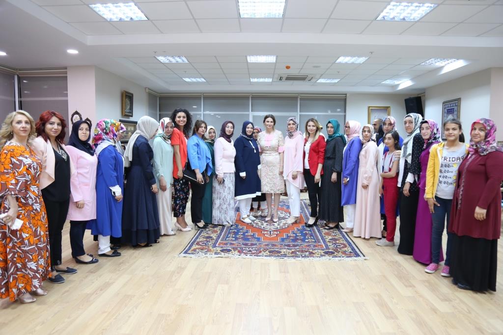 Qənirə Paşayeva Aksarayda bölgənin fəal gəncləri, qadın təşkilatları, QHT və KİV rəhbərləri ilə görüşüb