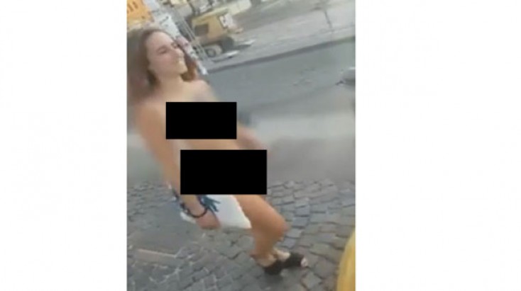 Şəhərdə çılpaq gəzən xanım kimdir? - 