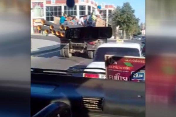 Yollarda təhlükə: İnsanlar yüklə birlikdə daşınır – VİDEO