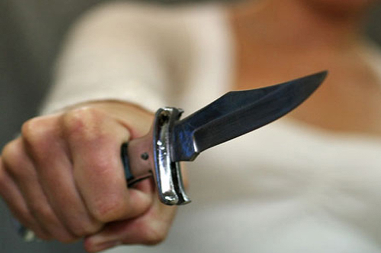 Xırdalanda müğənni olmaq istəyən qadın ərini bıçaqlayıb