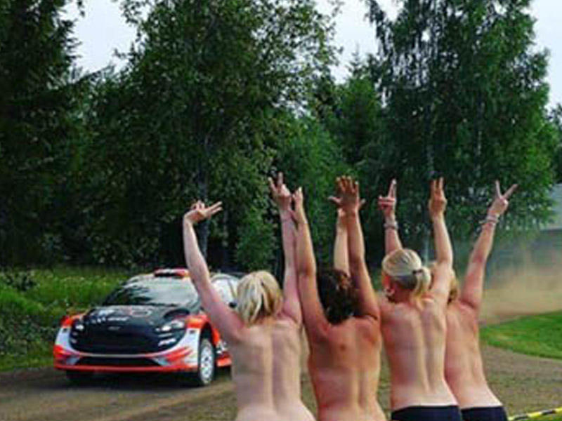 4 çılpaq qadına baxdı, yarışı uduzdu - FOTO