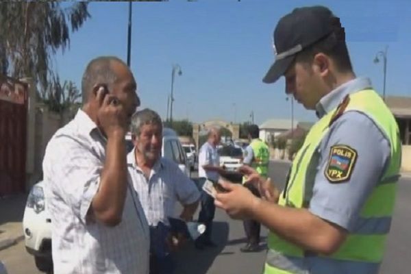 Azərbaycan polisi reyd keçirdi: Saxlanılan sürücü kömək istədi – VİDEO