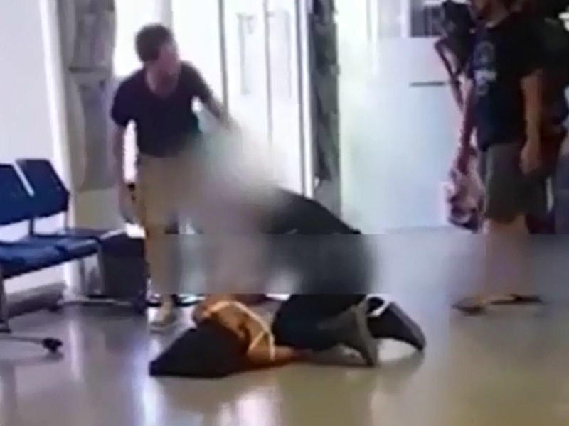 Polis bankda qadını yerə yıxıb, üstündə oturdu - VİDEO