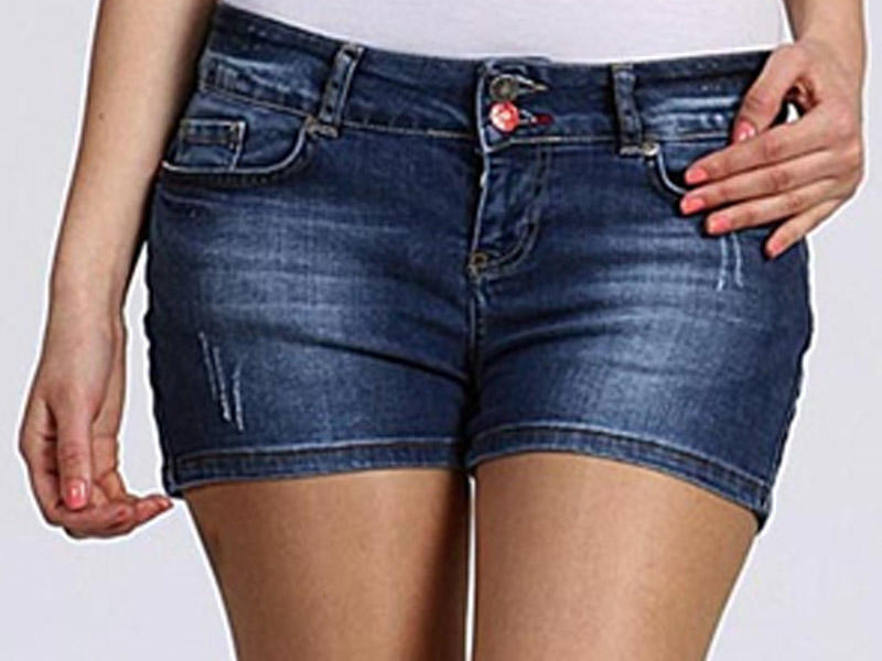 Eyvanda yatan qızı görən kişi özünü biabır etdi - VİDEO