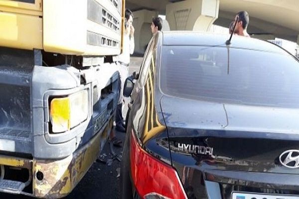 Minik avtomobili beton qarışdıranla toqquşdu – FOTO