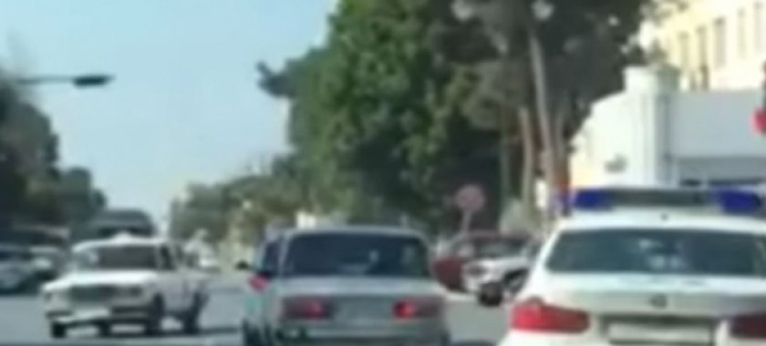 YOL POLISI QIRMIZI IŞIQDA KEÇDI, QƏZA ŞƏRAITI YARATDI VİDEO