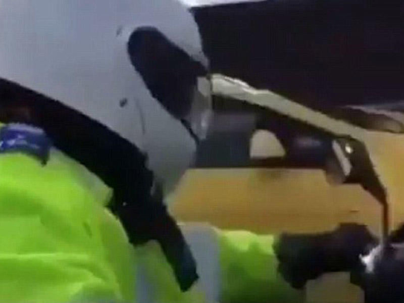 Yol polisinin başına qapaz vurdu - VİDEO