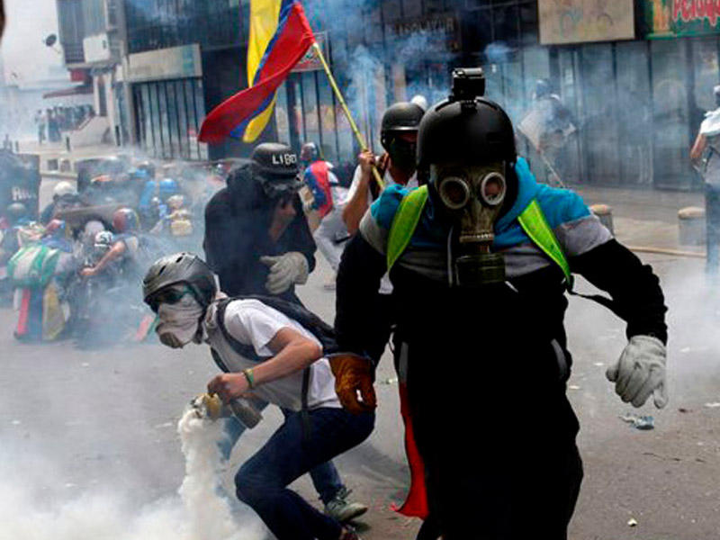 Venesuelada etiraz aksiyası: 11 yaralı