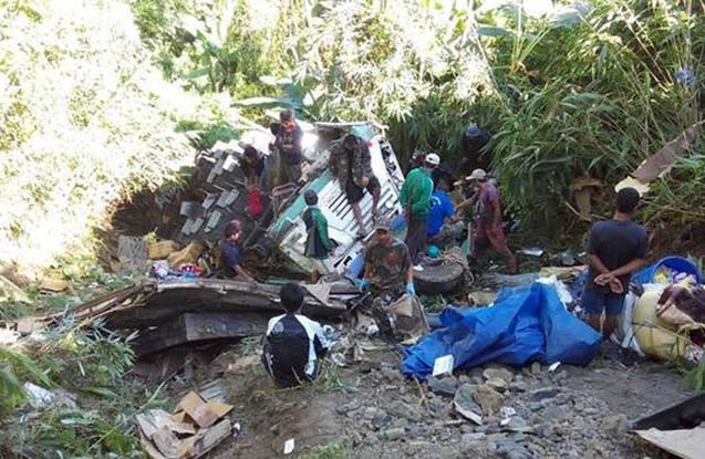 Avtobus dərəyə aşıb - Ölən və yaralananlar var