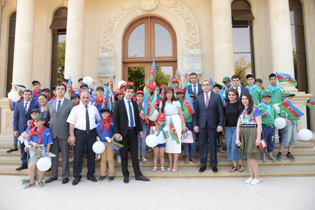 Nəsimi rayon məktəblilərinin  Heydər Əliyev Fondunun layihəsi olan Zirə Mədəniyyət Mərkəzi və Eko-Parka ekskursiyası təşkil olun