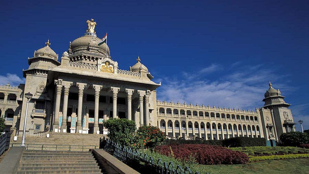 Mahatma Qandinin nəvəsi Hindistanın vitse-prezidenti vəzifəsi uğrunda mübarizə aparacaq