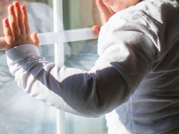 Bakıda 2 yaşlı körpə eyvandan yıxıldı