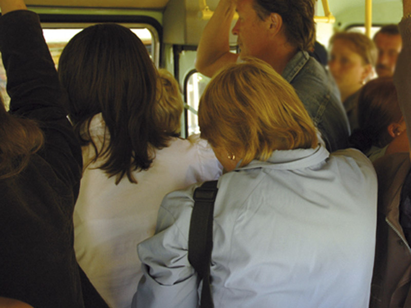 Sərnişin avtobusunda qadına qarşı əxlaqsızlıq təhlükəsizlik kamerasına düşdü