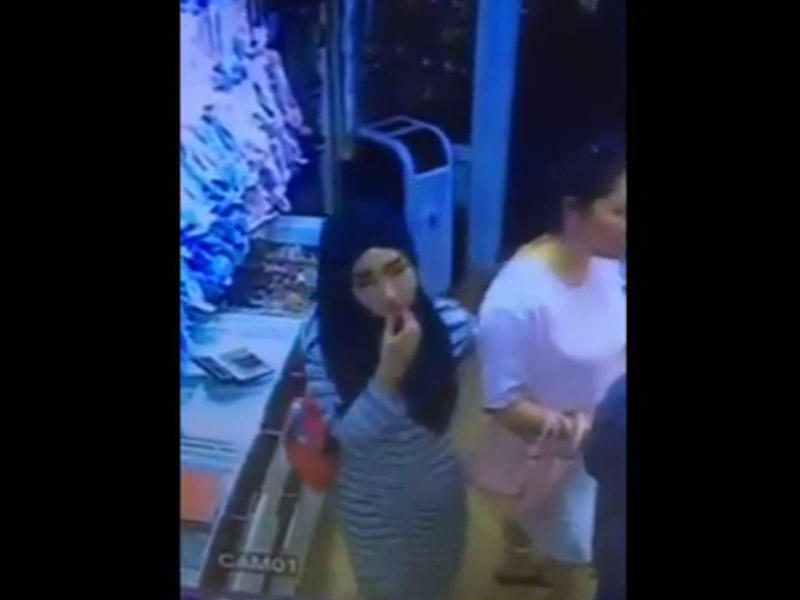 Bakıda ərəb turist qız mağazadan belə oğurluq etdi - VİDEO