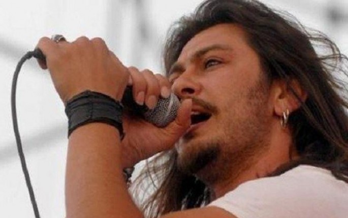 Qəzada ölən müğənninin əşyaları oğurlandı - FOTO