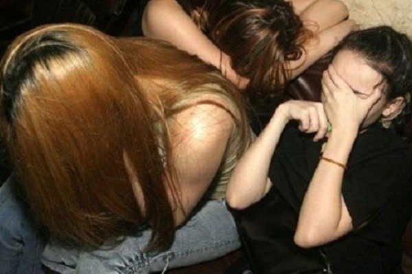 SON DƏQİQƏ: Bakının mərkəzi küçəsində özünü SATAN qadın belə HƏBS EDİLDİ - VİDEO