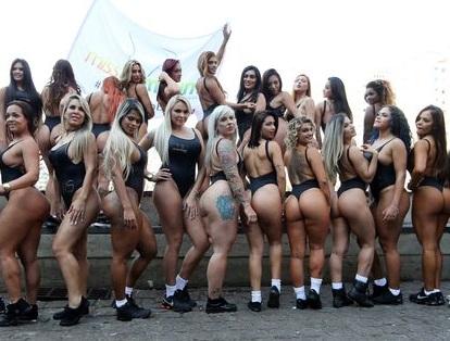 “Miss Bum Bum” gözəlləri küçələrə axın etdilər - hərəkət dayandı+video