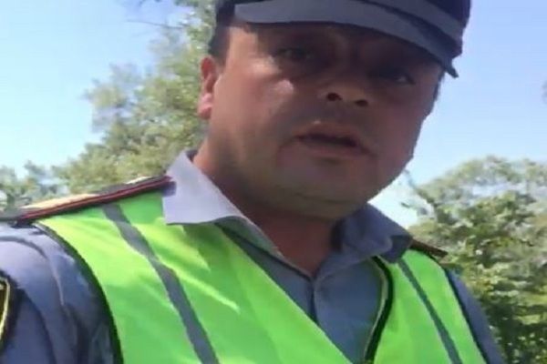 Yol polisi sürücüyə şillə atdı – VİDEO + YENİLƏNİB