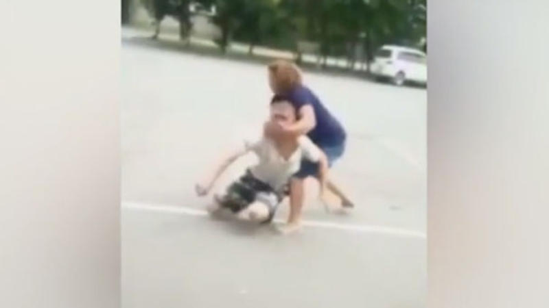 Paytaxtda qadın kişini yerdən-yerə vurdu - VİDEO