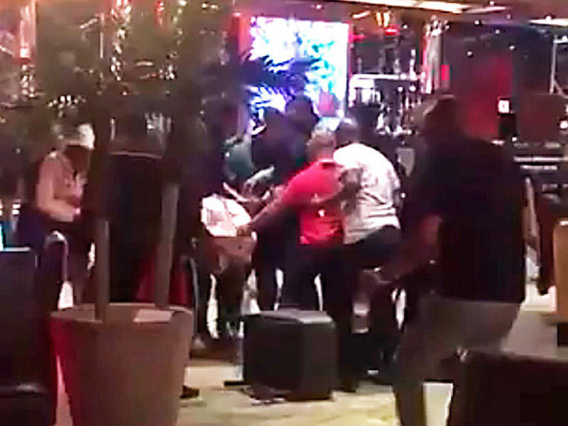 Nazir müavini qadını restoranda döydü - VİDEO - FOTO