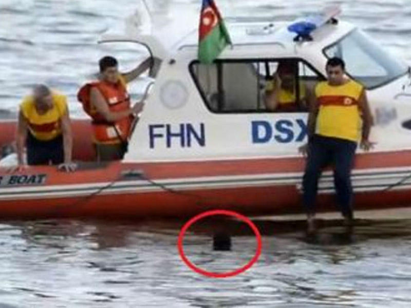 Bulvarda HƏYƏCANLI ANLAR: iki nəfər dənizə düşdü