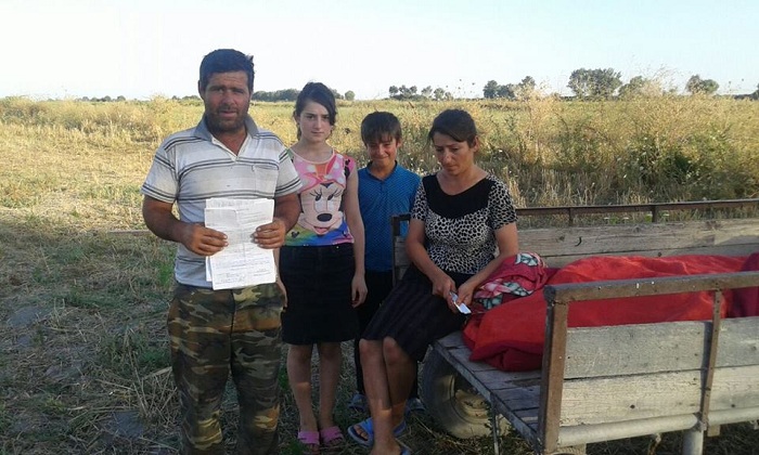 Zərdabda dəhşət: Evləri əlindən alınan ailə at arabasında yatır - FOTOLAR