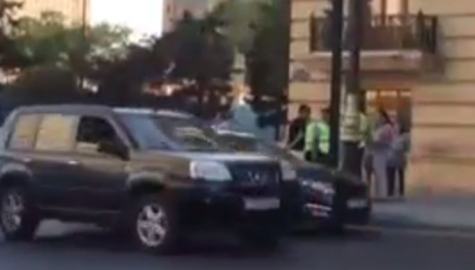 Yol polisləri qızmar istidə ölümlə üzləşən qocanı belə xilas etdi – VİDEO