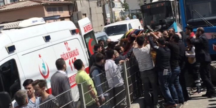 Qadın tramvayın altına düşdü - VİDEO