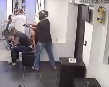 Avtoritet bərbərxanada belə güllələndi – Video
