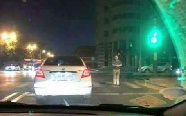 Bakıda piyada keçidində namaz qıldı – FOTO