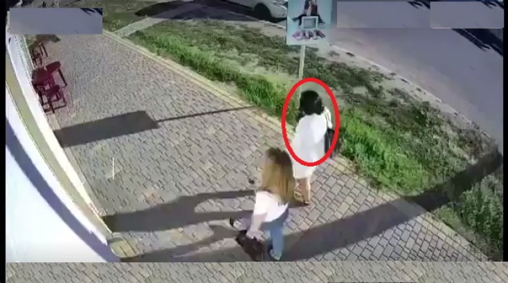 Oğlan küçədə gənc qızı yumruqladı - VİDEO