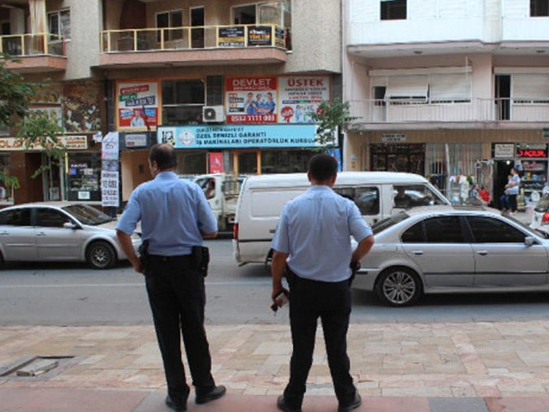 şıqforda arvadını başqa maşında kişiylə gördü - Qabaqların kəsən ər bıçaqla