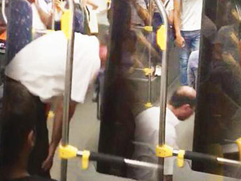 Sürücü avtobusu saxlayıb namaz qıldı - FOTO