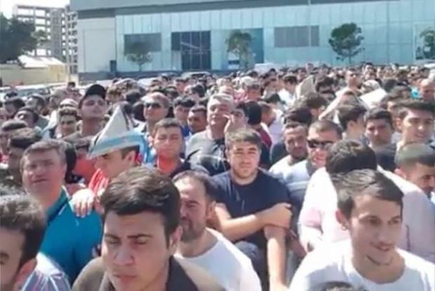 Tofiq Bəhrəmov adına stadionun qarşısında böyük izdiham – VİDEO