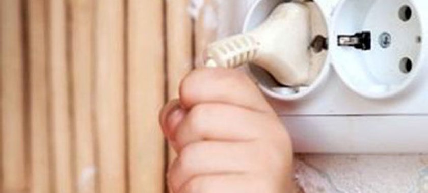 Anasının qucağında körpəni elektrik cərəyanı vurdu