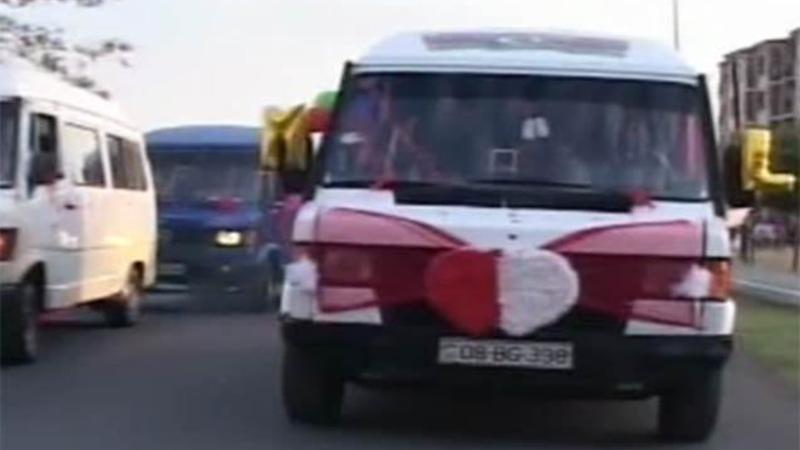 Mikroavtobusu gəlin maşını etdi - VİDEO