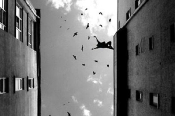 Bakıda 23 yaşlı oğlan özünü 10-cu mərtəbədən atdı