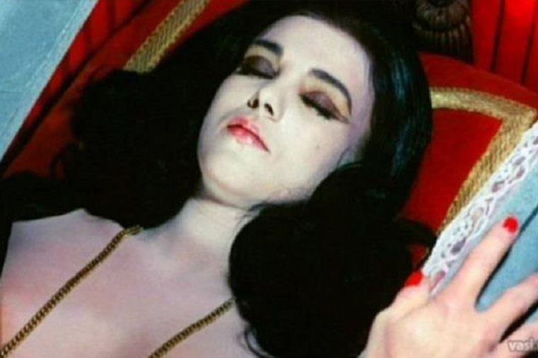 Qəbirdə dirilən qız öz yas mərasiminə gəldi — ŞOK HADİSƏ