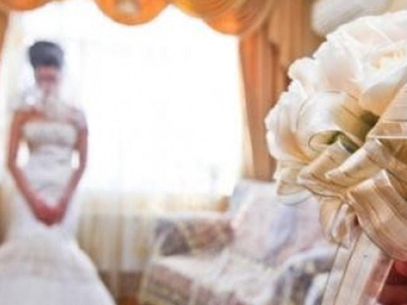 Gəlin toyda qızılların ağırlığından yeriyə bilmədi - VİDEO