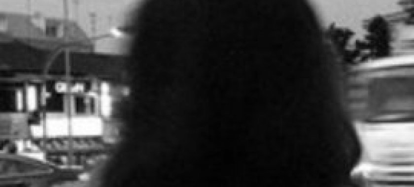 BİABIRÇILIQ! Qızı küçənin ortasında lüt soyundurdular, sonra... - video