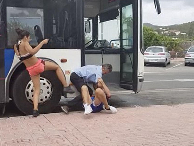 Ərlə arvadı avtobus sürücüsünü döydülər - VİDEO